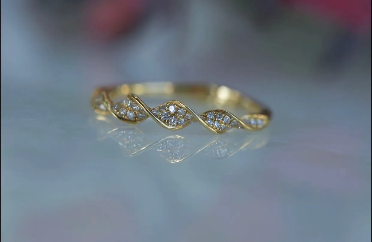Ribbon Diamond Ring