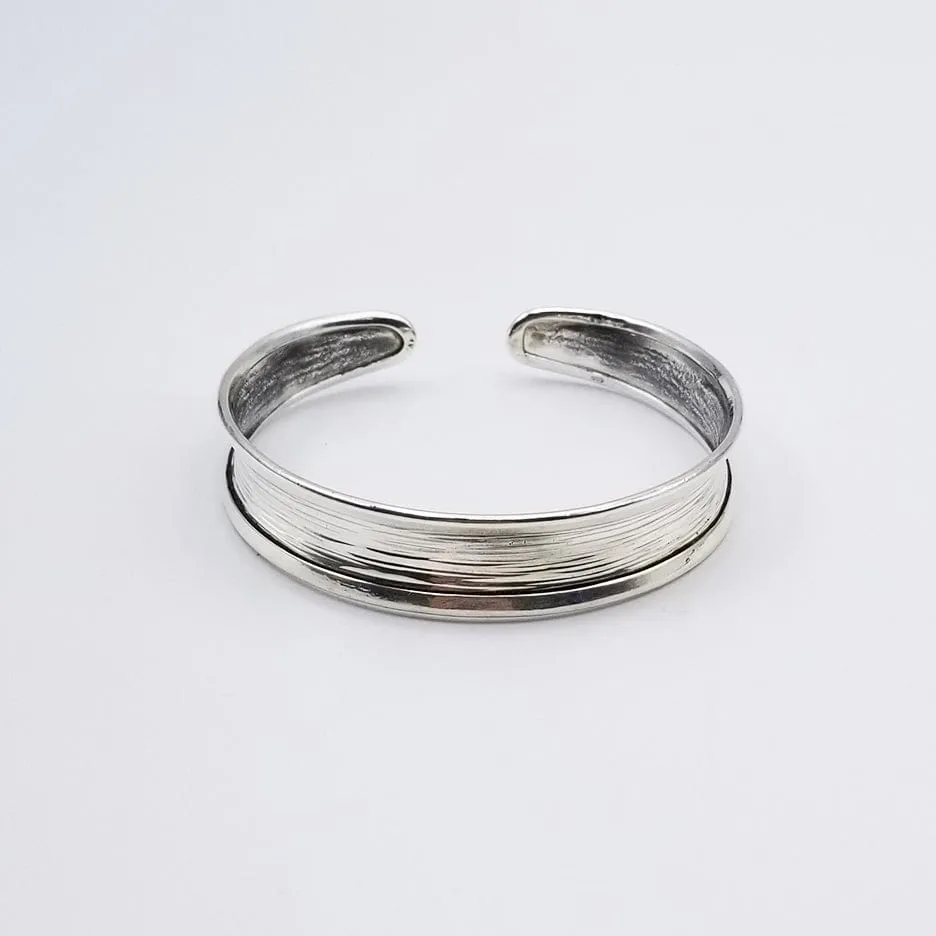 SCRATCHED CENTER CUFF
