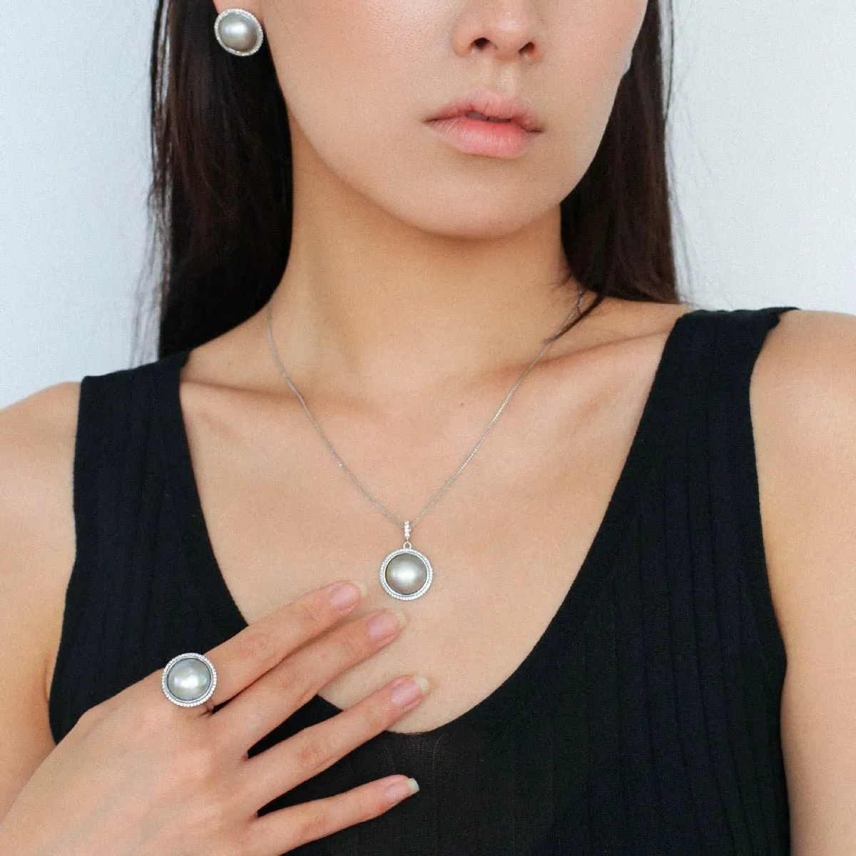 Surrounding Diamond Mabe Pearl Necklace Set