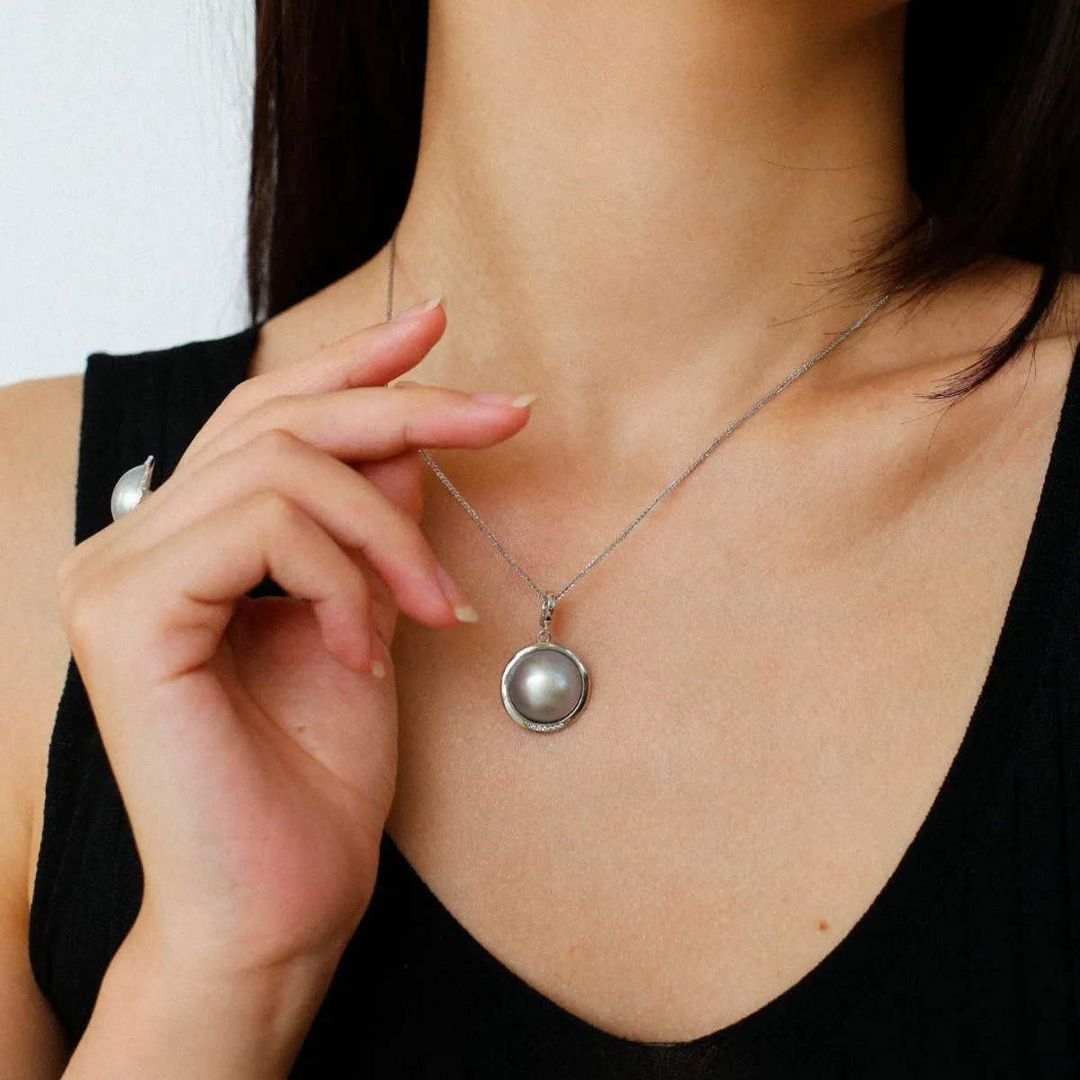 Surrounding Diamond Mabe Pearl Necklace Set