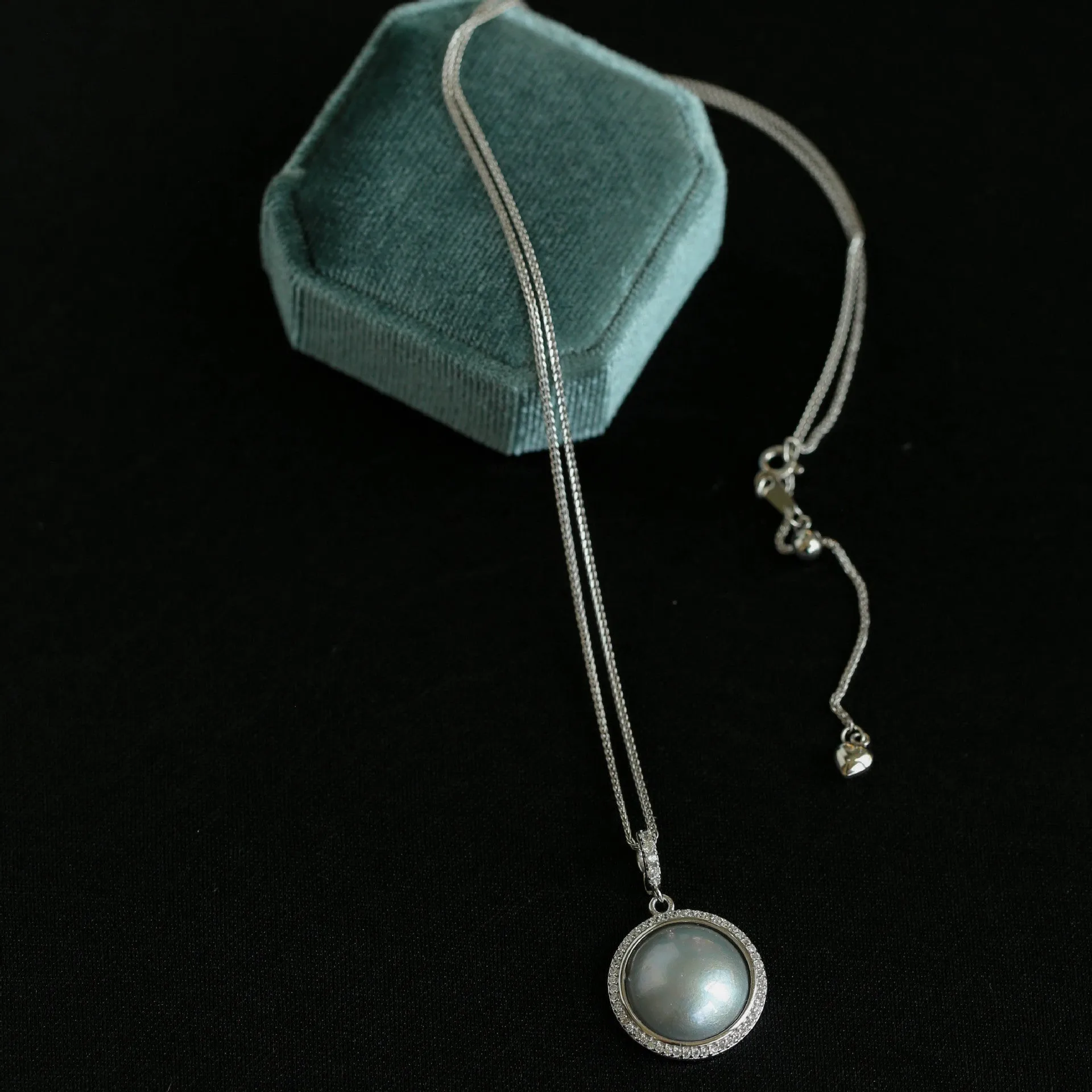 Surrounding Diamond Mabe Pearl Necklace Set
