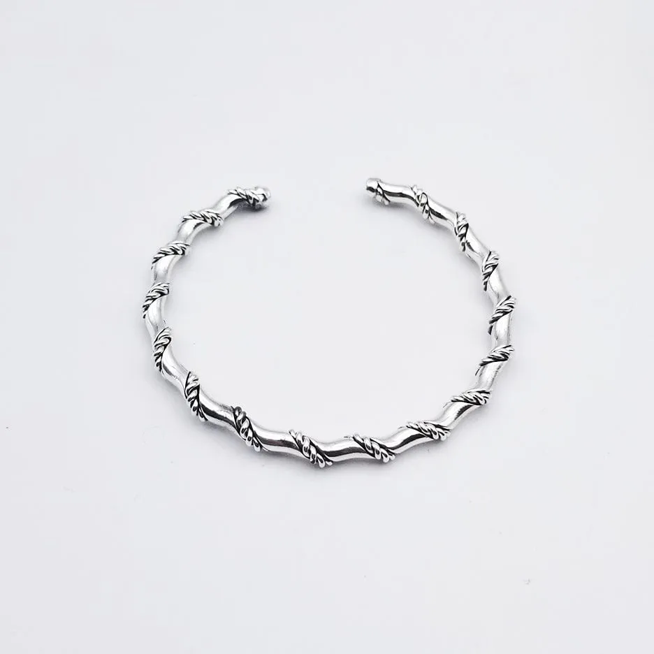 TWISTED WITH TWISTED DETAILS CUFF